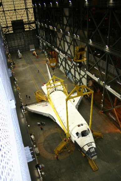 DISCOVERY OV-103 TRANSFER AISLE