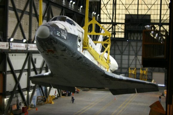 DISCOVERY  OV-103_Lifting